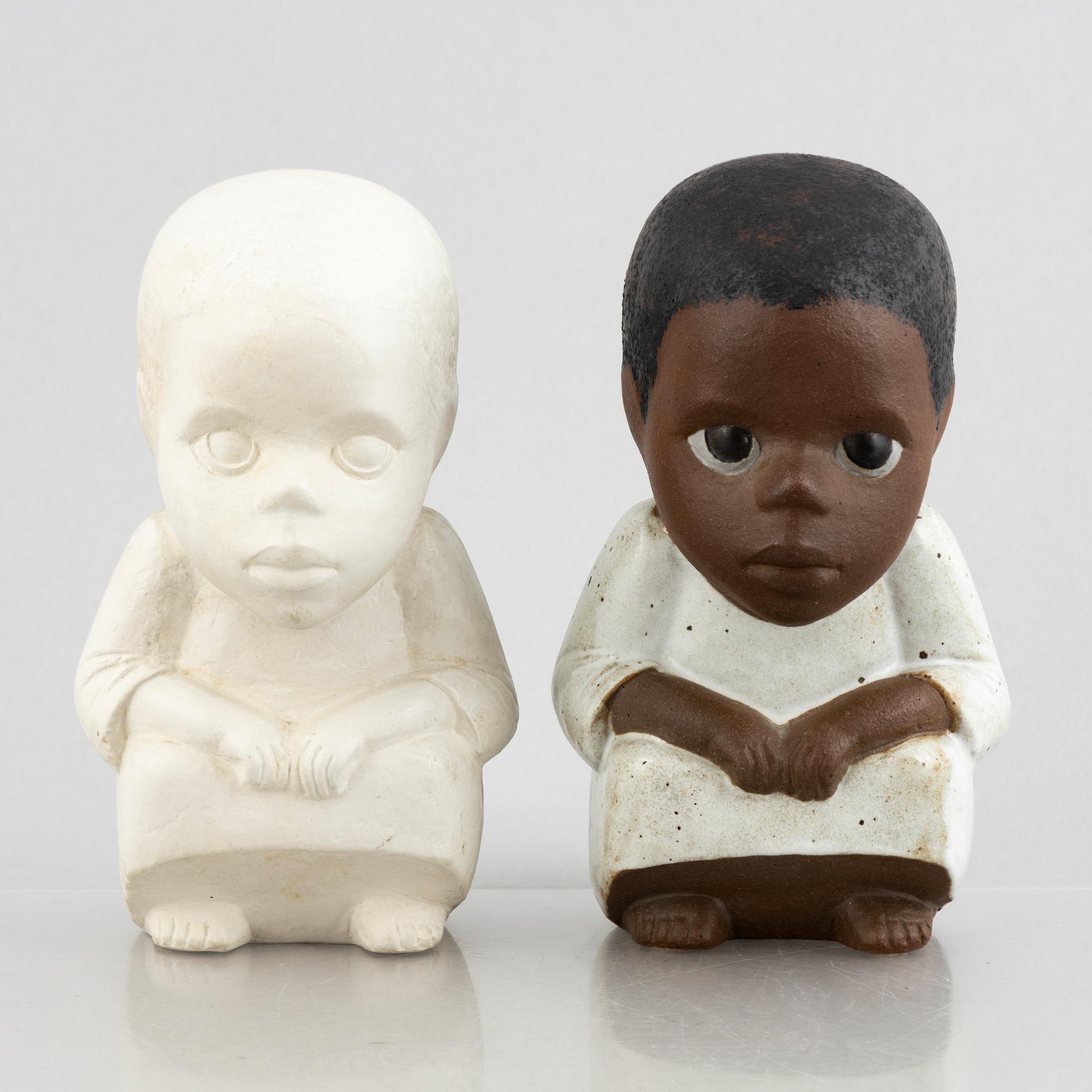 Lisa Larson, figuriner, 2 st, stengods, "Syd maxi", ur serien "All världens barn", Gustavsberg.