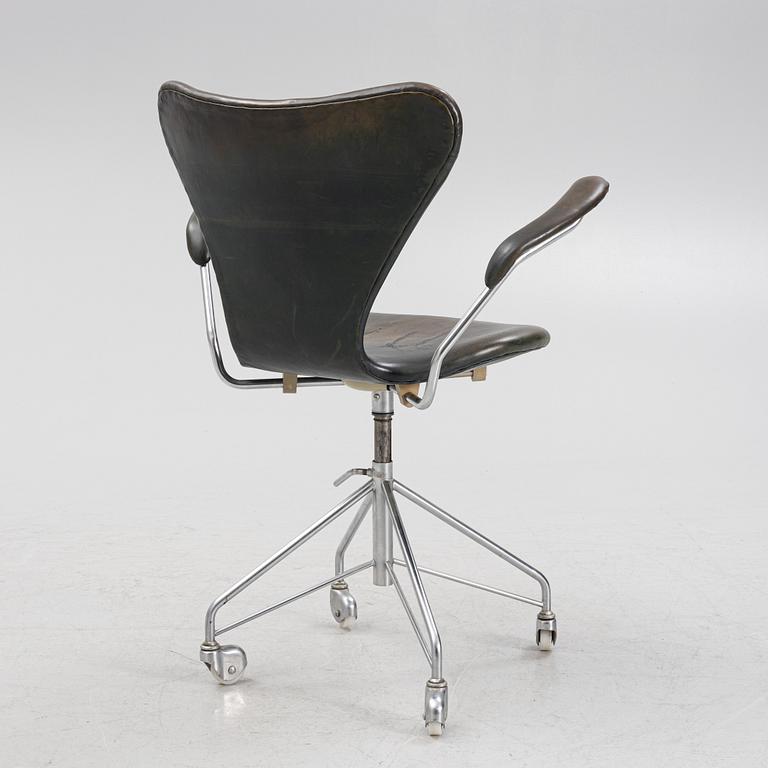 Arne Jacobsen, skrivbordsstol, "Sjuan", Fritz Hansen, Danmark 1970.