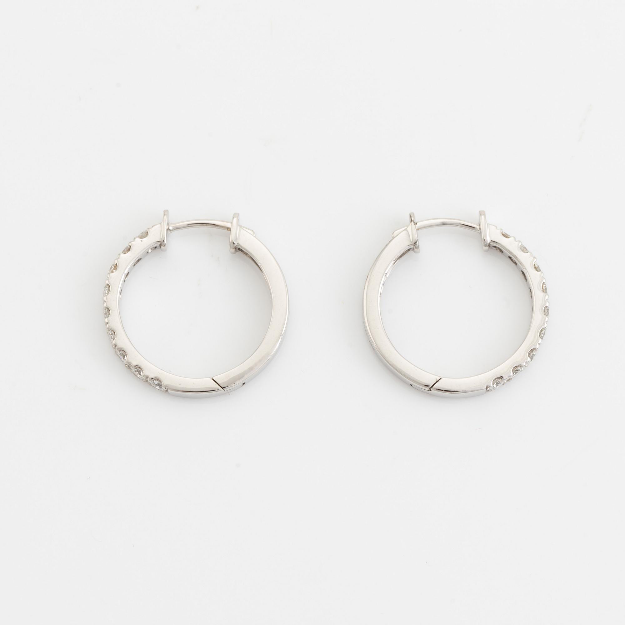 Örhängen, kreoler med briljantslipade diamanter.