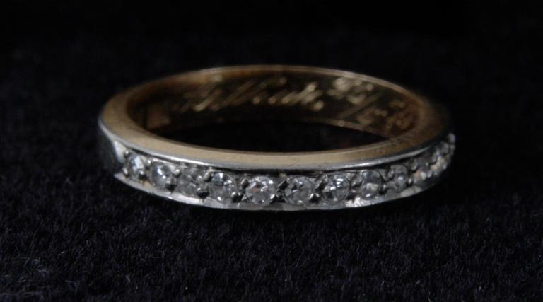 RING, sk halvalliansring. 18K vg och guld.