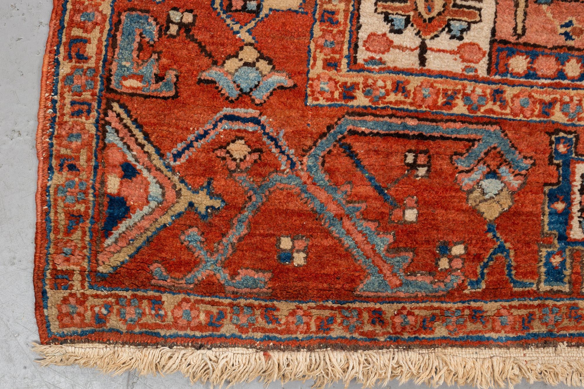 Matto, antique Heriz, ca 334 x 271-276 cm ( ca 1-4 cm flat weave at the ends).