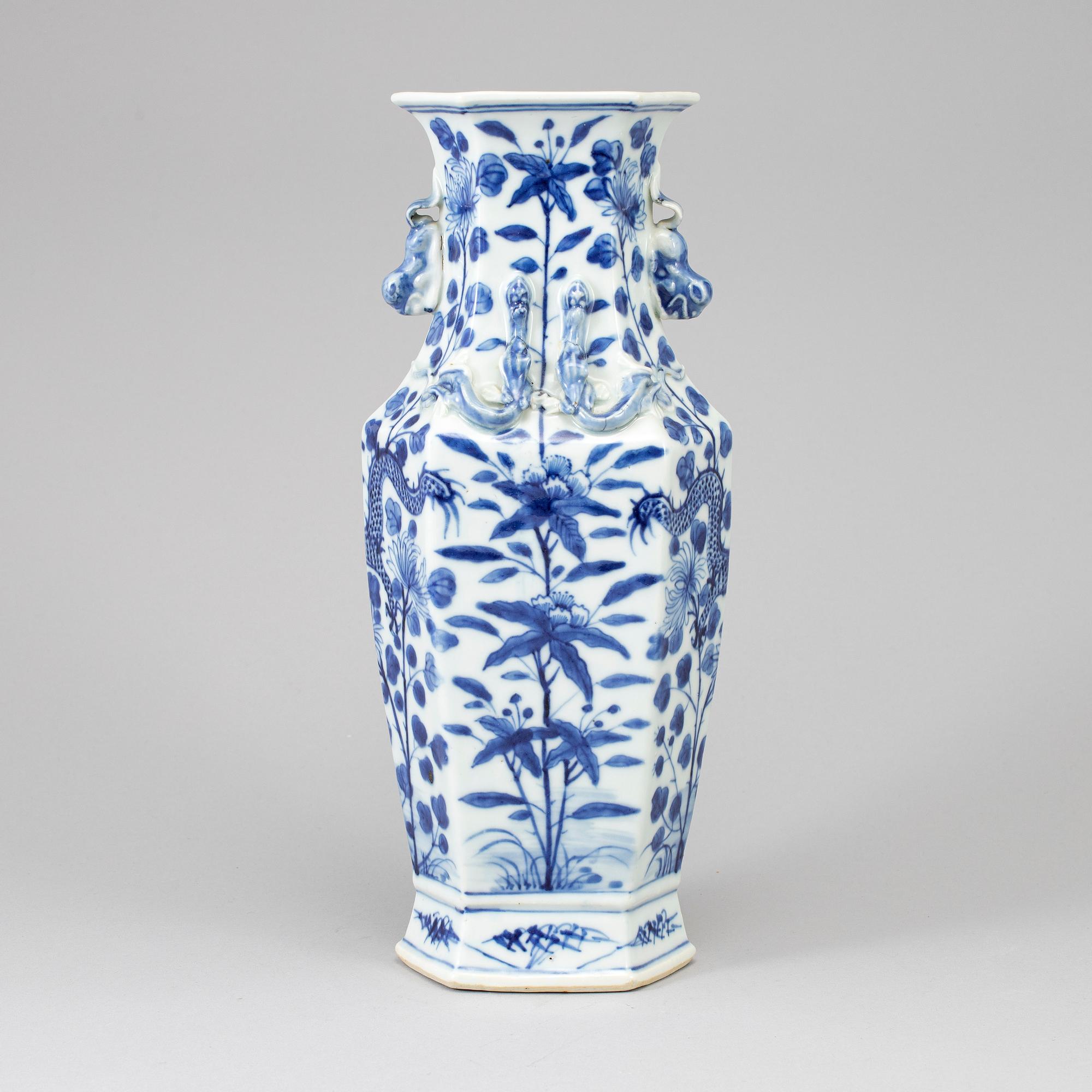 A blue and white vase, Qing dynasty, 19th century.