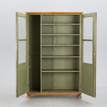 VITRINSKÅP, omkring sekelskiftet 1800/1900.