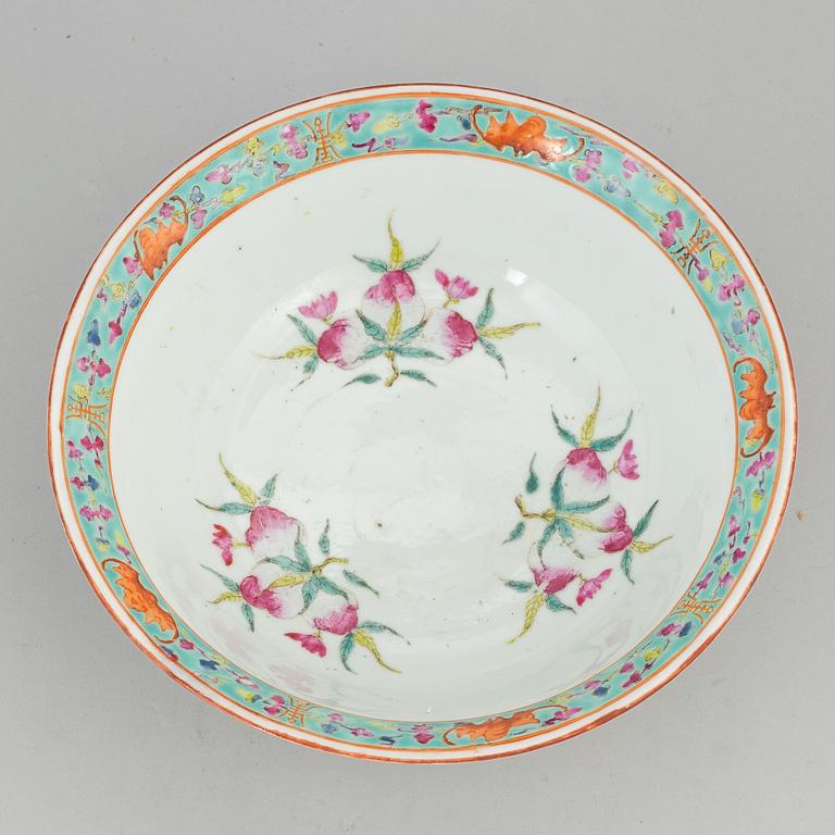 A Chinese famille rose bowl, early 20th century.