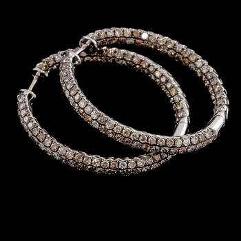 ÖRHÄNGEN, ett par, 18k vitguld med briljantslipade diamanter, totalt 7.44 ct. Vikt 15 g.