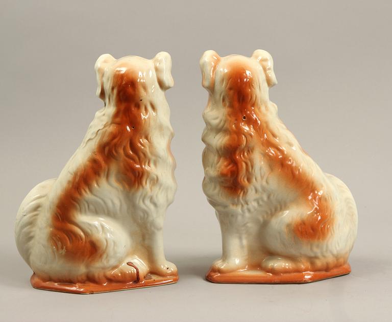 FIGURINER, ett par, flintgods, England.