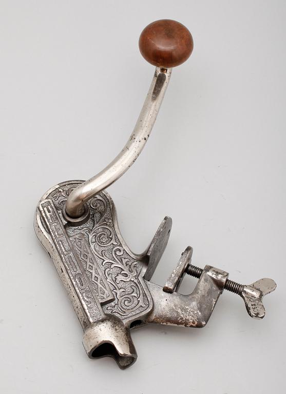 KORKSKRUV, vitmetall och trä, tidigt 1900-tal. Helios.
