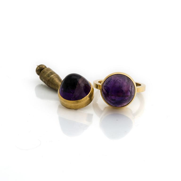 Wiwen Nilsson, an 18K gold ring and pin, with cabochon-cut amethyste, Lund, Sweden 1972-73.