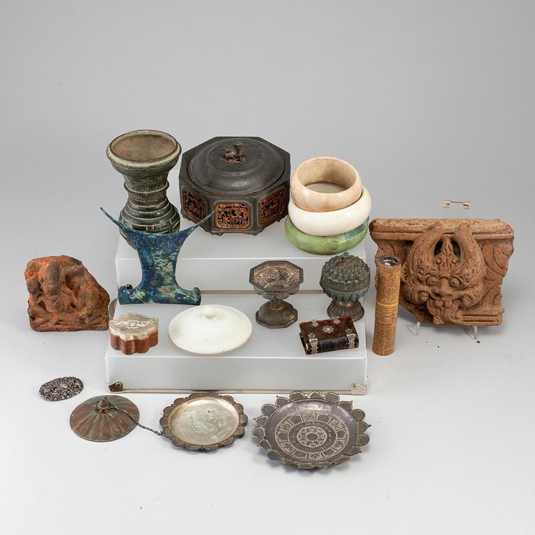 A group of 16 Southeast asian objects.