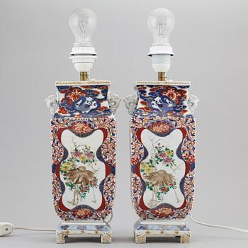 VASER omgjorda till BORDSLAMPOR, ett par, porslin. Japan, 1800-tal.