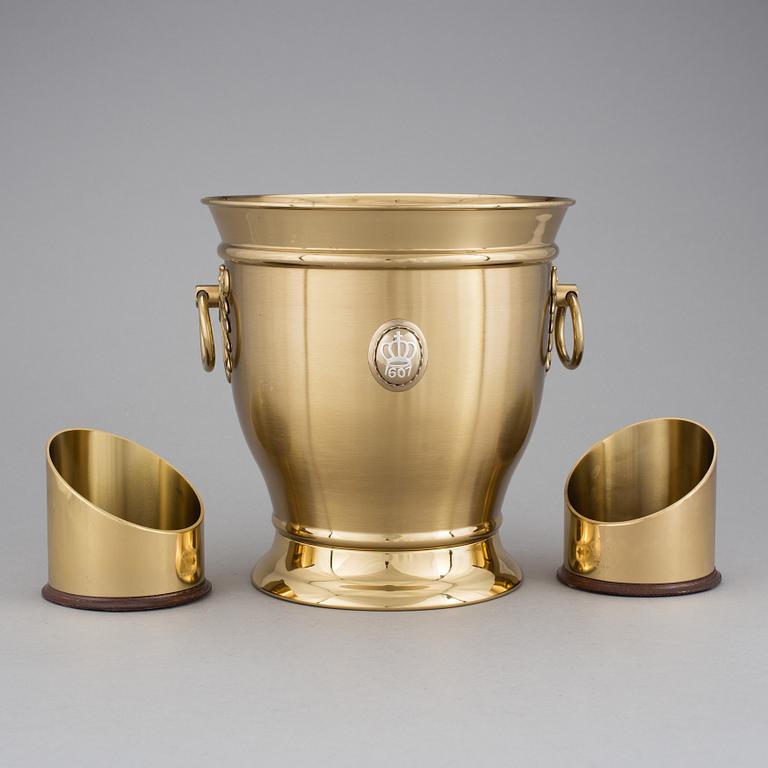 VINKYLARE samt flaskunderlägg, mässing, Skultuna, 1900/2000-tal.