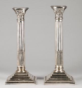 LJUSSTAKAR, ett par, nysilver, England, 1900-talets första hälft.