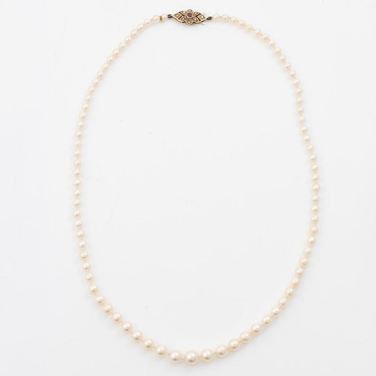 Necklace, with graduated cultured pearls, clasp in 9K gold with English hallmarks from Birmingham, set with a ruby.