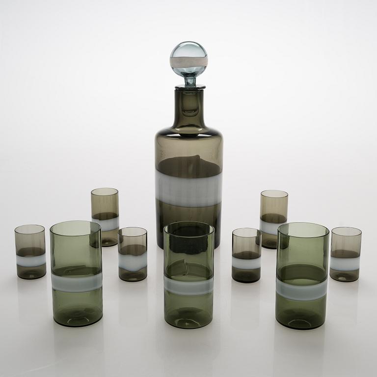 A glass carafe with 9 drinking glasses. The carafe signed Venini, Murano ITALIA.