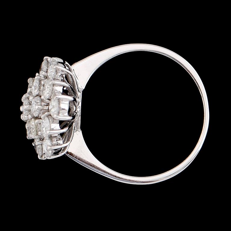 RING, 18K vitguld, briljantslipade diamanter tot ca 1.93 ct. Vikt ca 7 g.