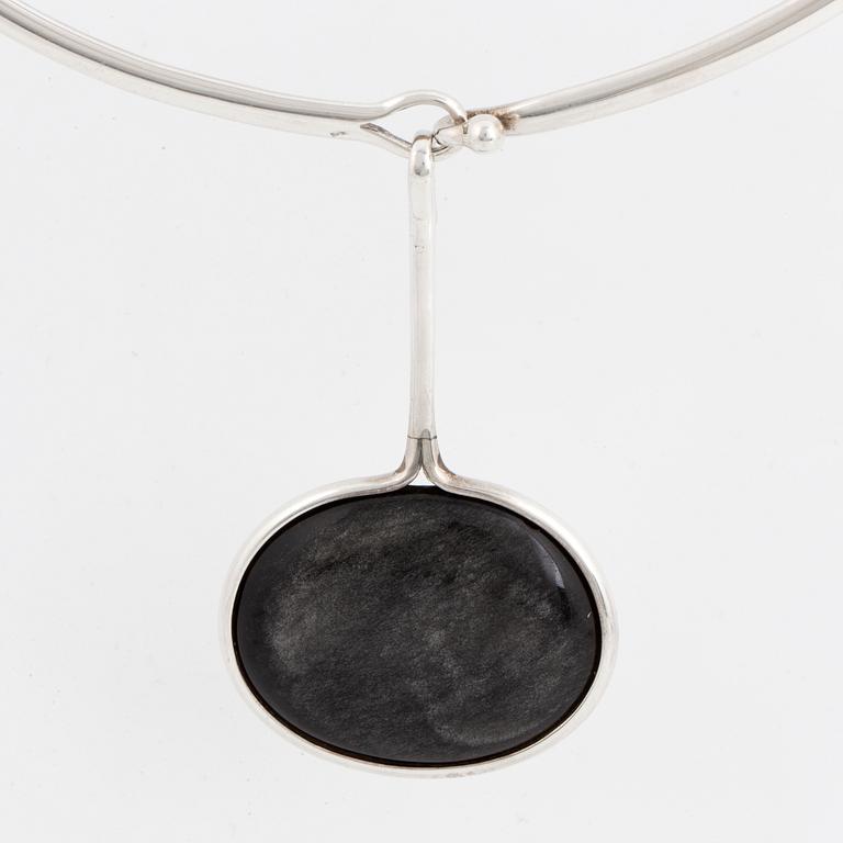 VIVIANNA TORUN BÜLOW-HÜBE, a sterling silver necklace with reversible mother-of-pearl and stone pendant.