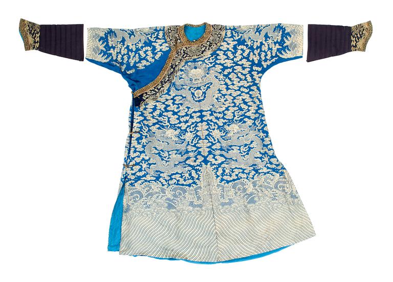 ROBE, silk. China, late Qing. Height 133 cm.