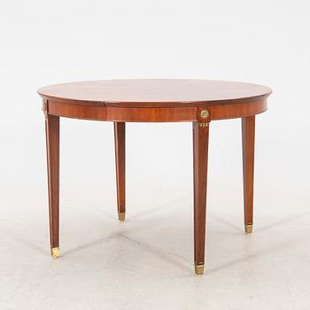 A mid 1900s Gustavian style mahogany dining table.