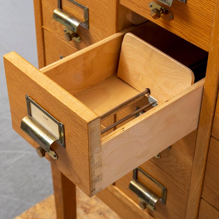 ARKIVSKÅP, ek, 1900-tal.