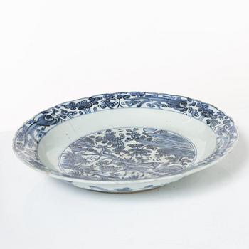 A Chinese blue and white porcelain dish, Ming dynasty, Wanli (1572-1620).