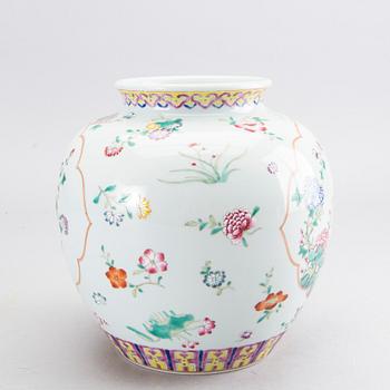 A Chinese porcelain vase, Modern manufactory.