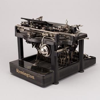 A typewriter Remington.