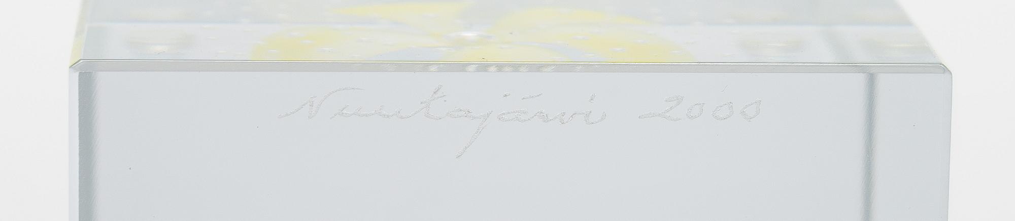 Oiva Toikka, an annual glass cube 2000, signed Oiva Toikka Nuutajärvi 2000, 960/2000.