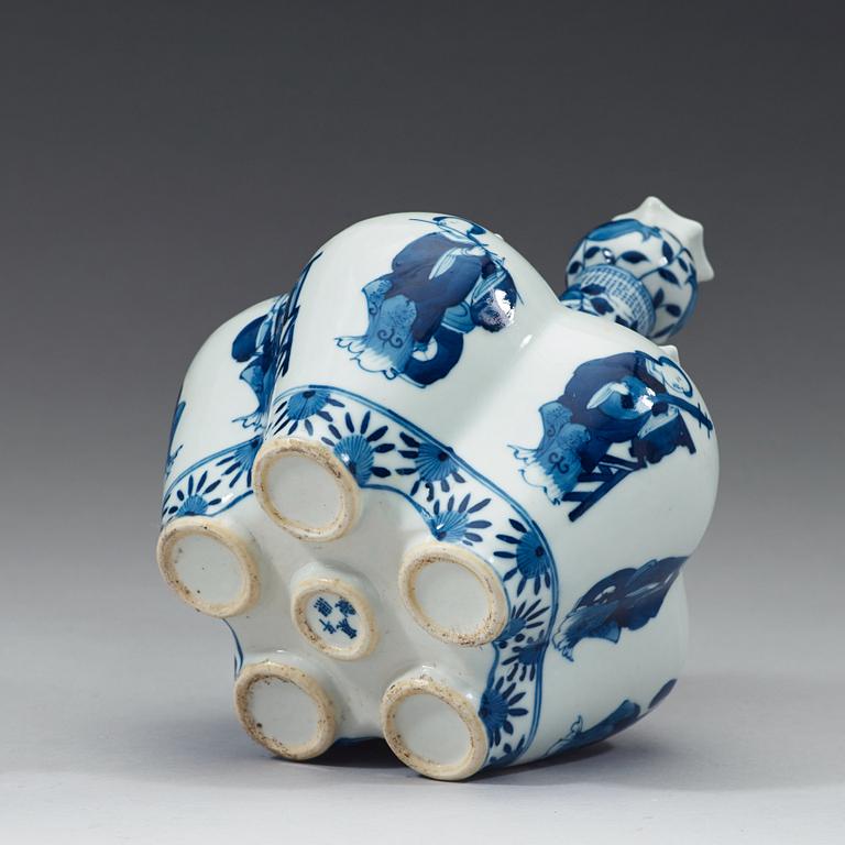 A blue and white tulip vase with female musicians, Qing dynasty, 19th Century.