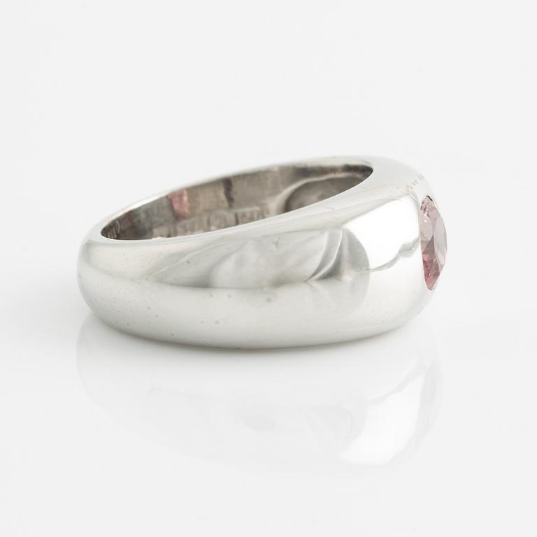 Ring 18K white gold with pink sapphire.