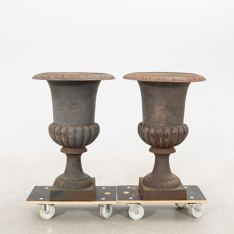 Trädgårdsurnor, 1 par, gjutjärn.