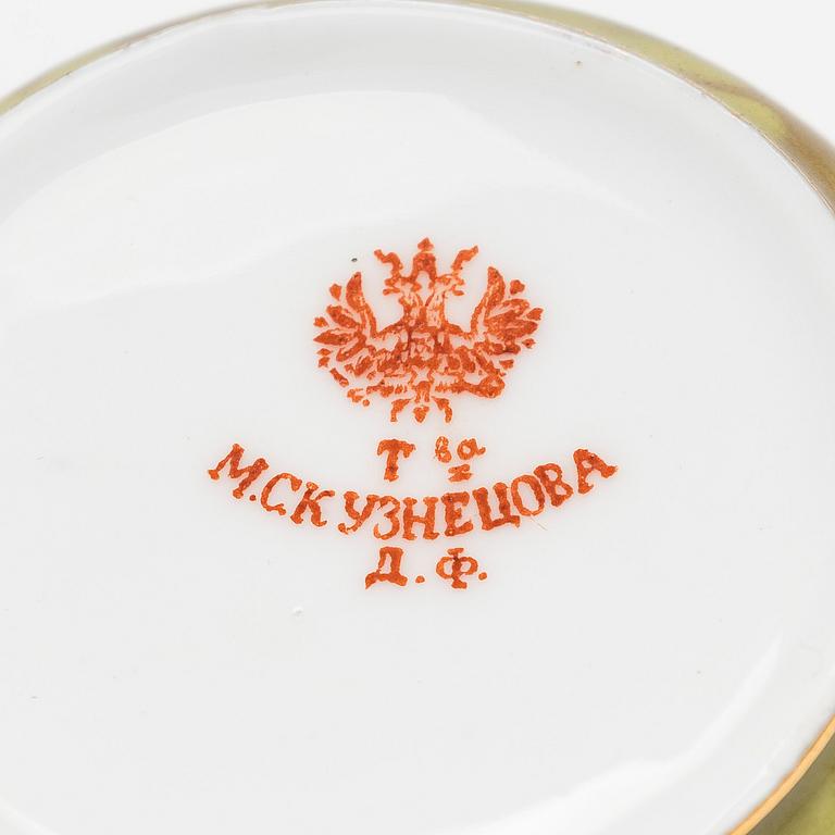 Kuznetsov, mokkakuppeja lautasineen, 12 kpl, posliinia, Venäjä 1891-1917.