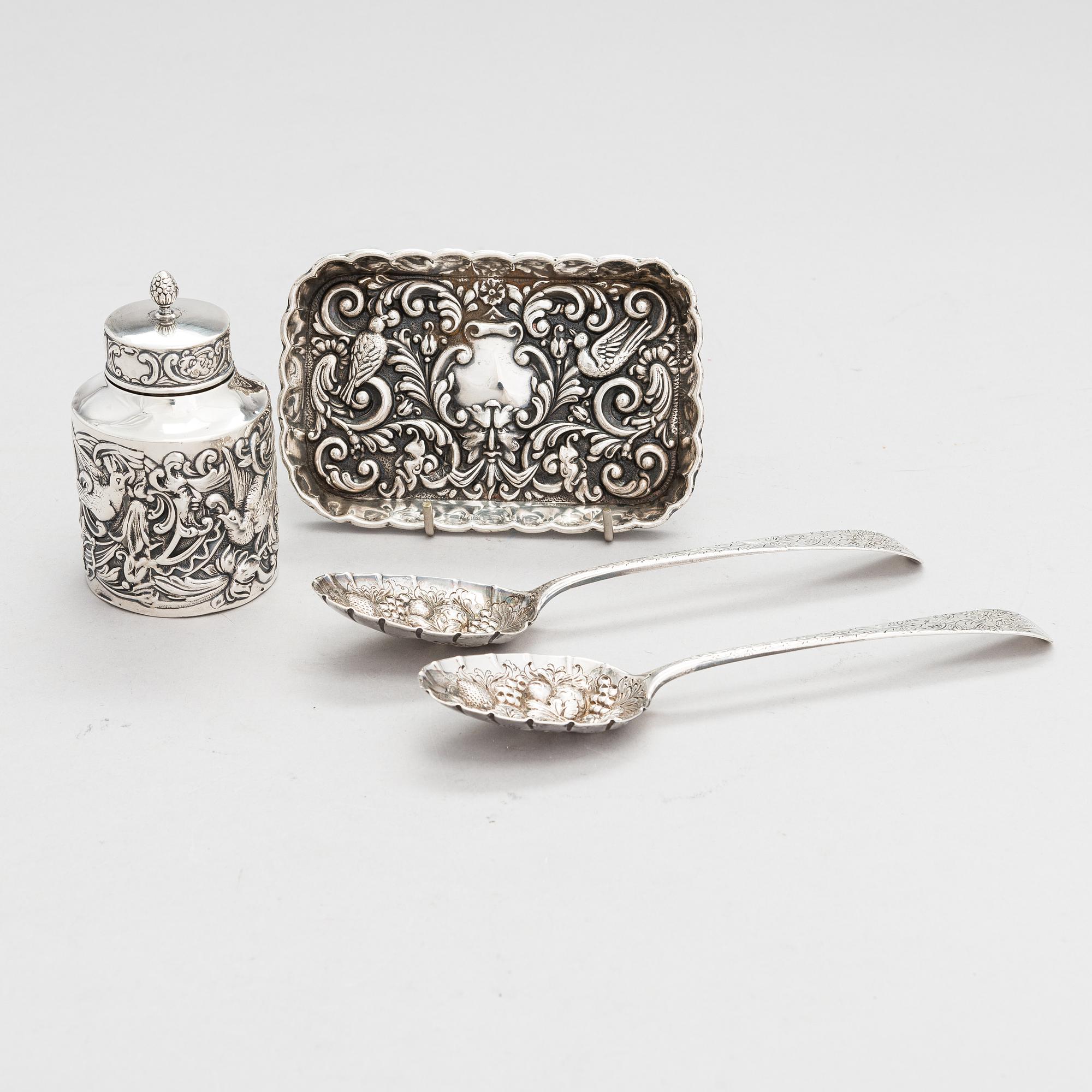 Lusikkapari, Lontoo 1787-91, purkki, Lontoo 1891 ja vati, Chester 1906, sterlinghopeaa, Englanti.