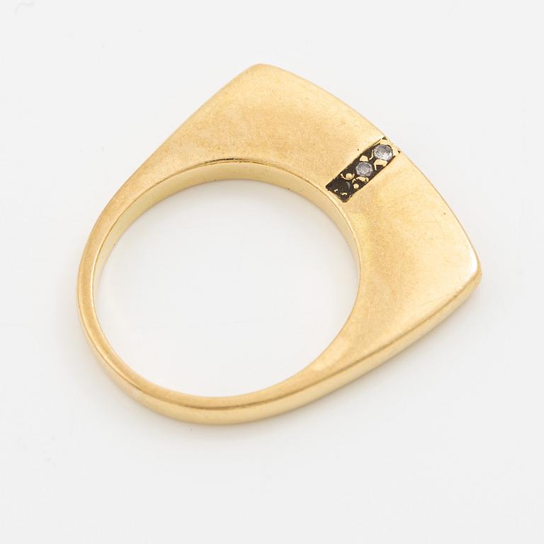 Ring, 18K guld med små briljantslipade diamanter.