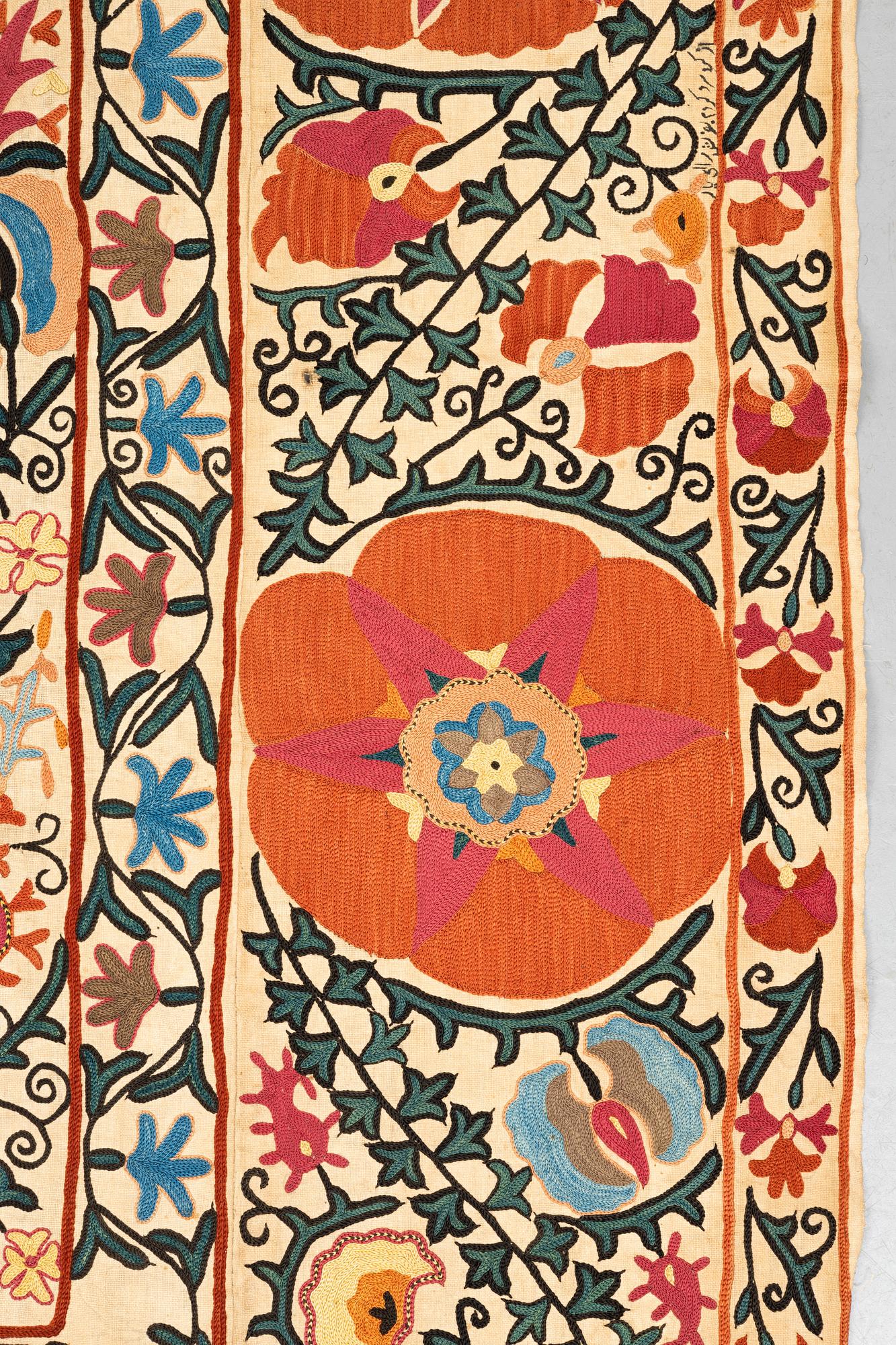 Broderi, antik Uzbekistan suzani, ca 244 x 145 cm.