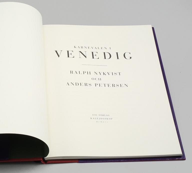 BOK, "Karnevalen i Venedig", Fotografier av Ralph Nykvist och Anders Petersen, ETC, Stockholm, 1991.