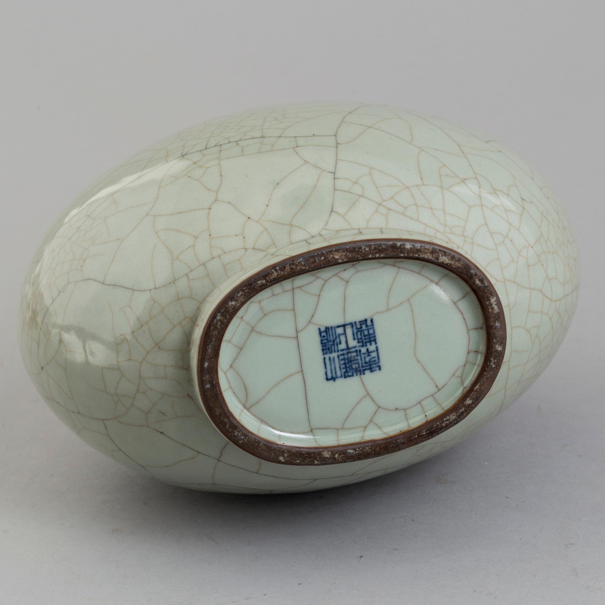 A 20th century Chinese porcelain vase, modern production.