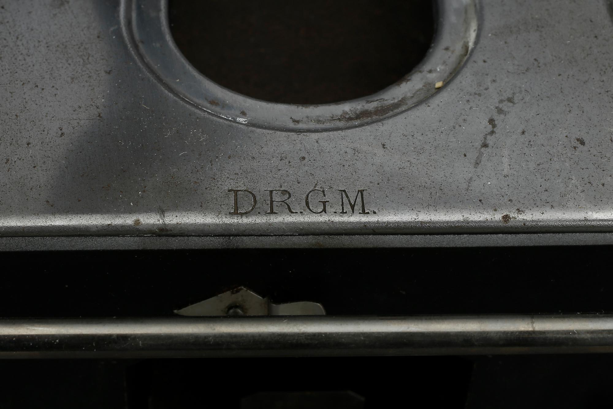 LEKSAKSSPIS, plåt, märkt DRGM, cirka 1910-tal.