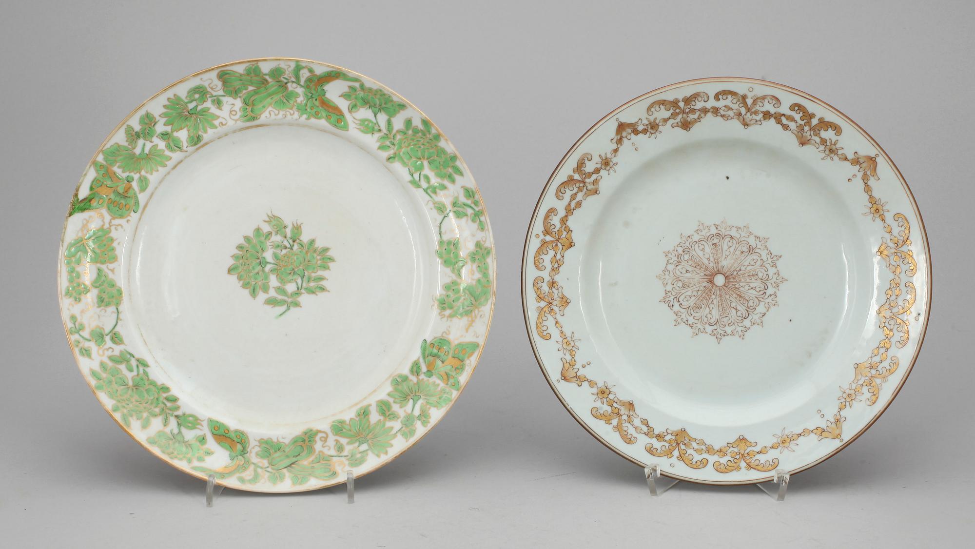 TALLRIKAR, två stycken, kompaniporslin. Qing dynastin, 1700-tal respektive tidigit 1800-tal.