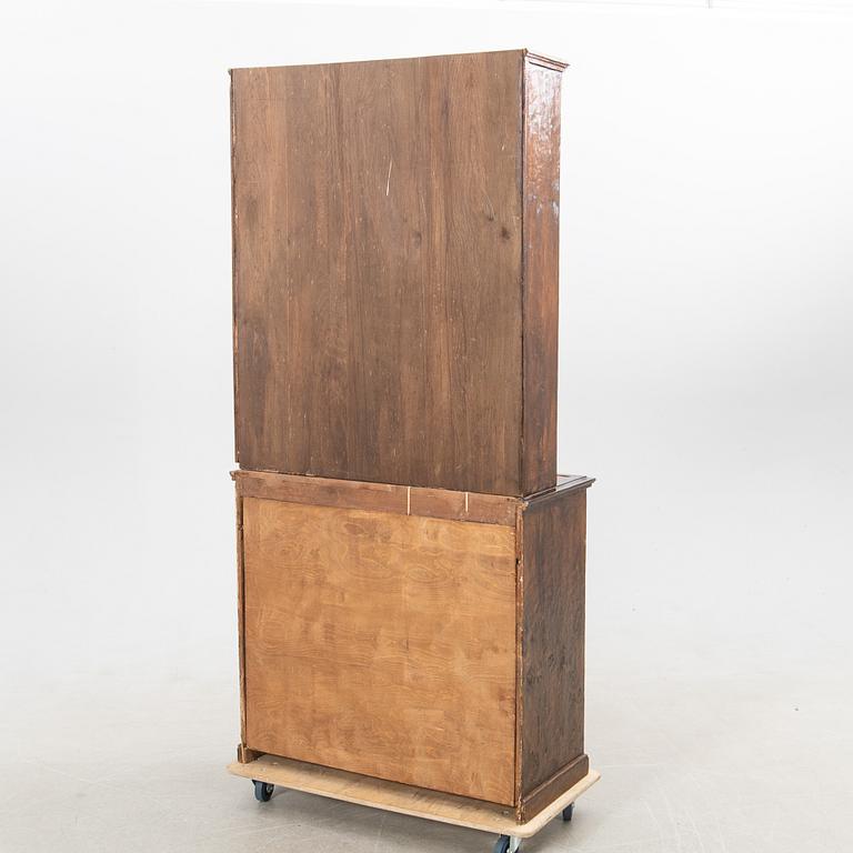 Bokskåp/Vitrinskåp omkring 1900.