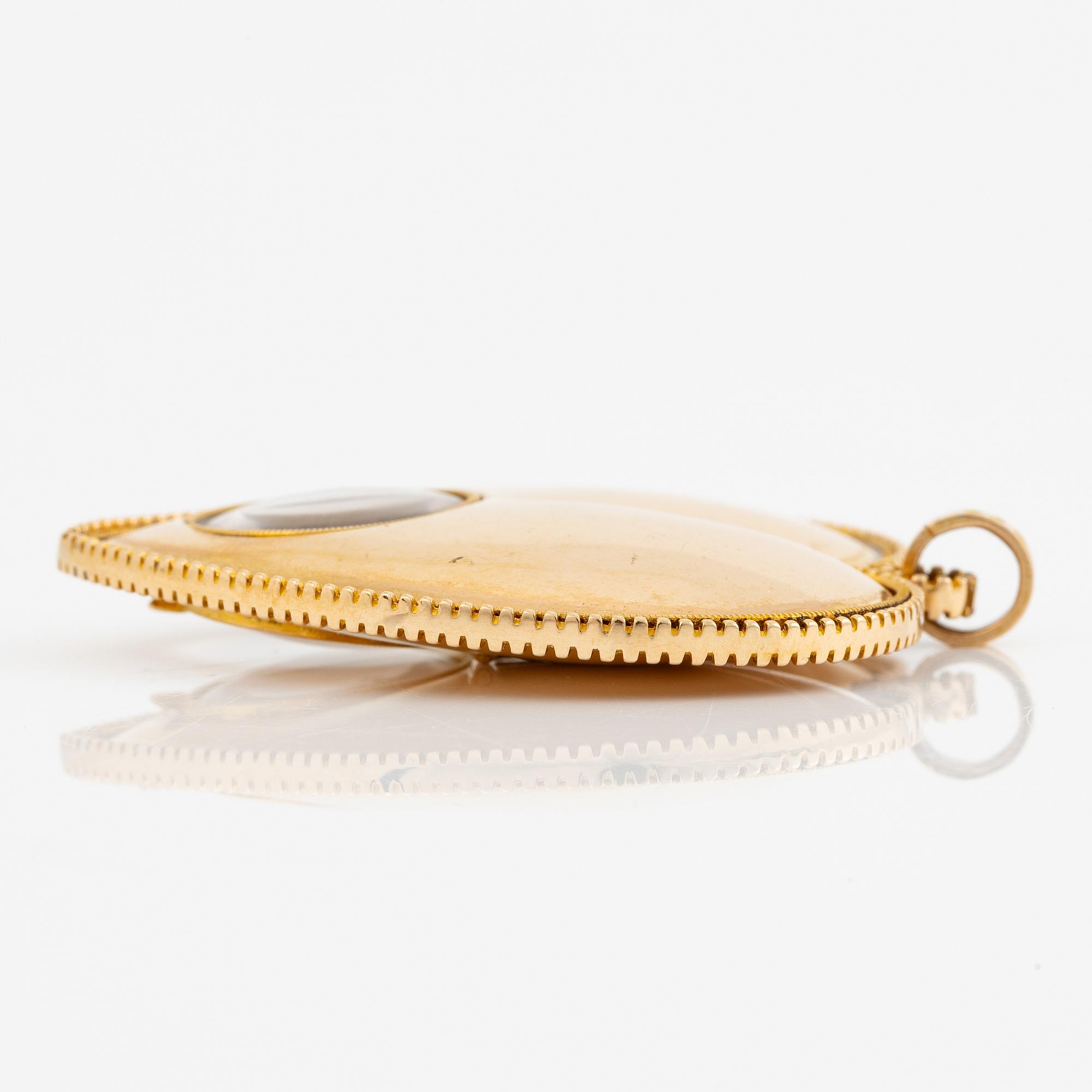 Heart locket, 18K gold with glass.