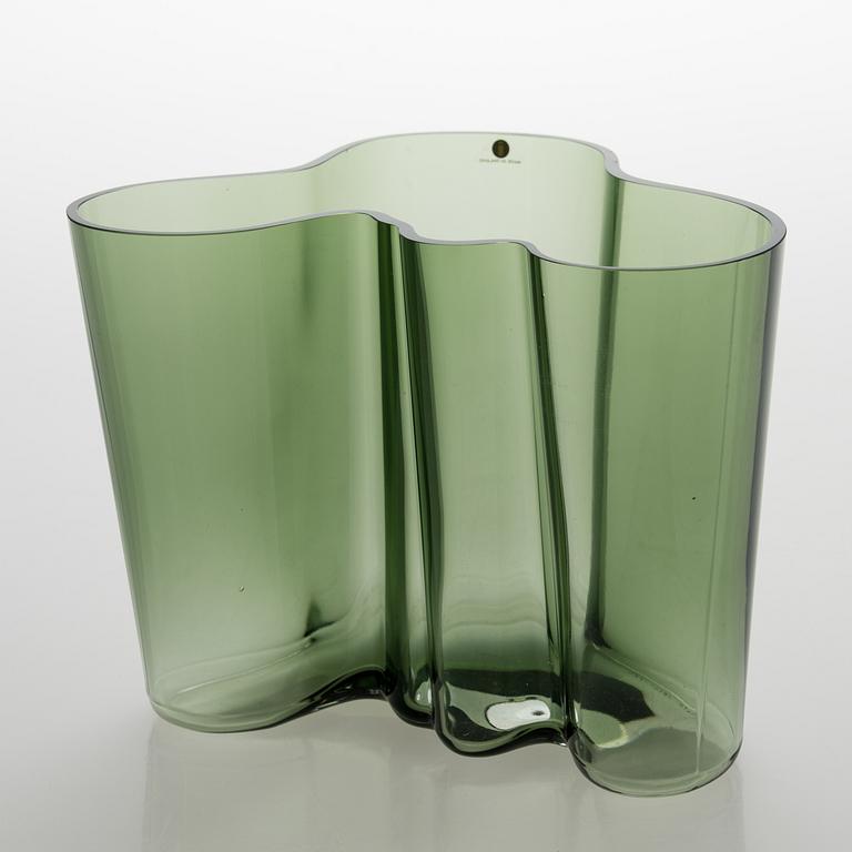 ALVAR AALTO, MALJAKKO, lasia, "Savoy" 3030, 50-vuotis juhlamaljakko, signeerattu A. Aalto 1936-1986 Iittala 1324/8000.