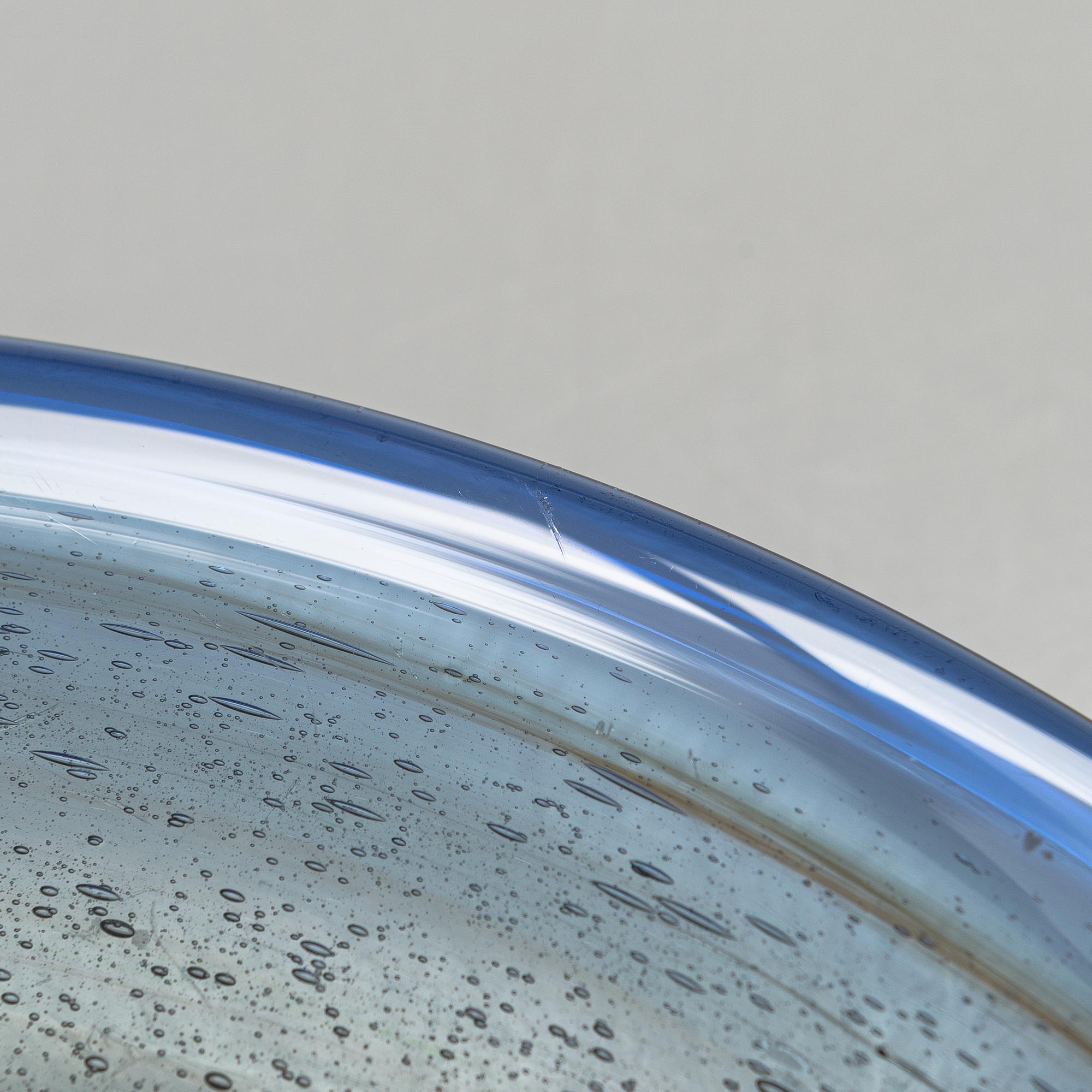 Oiva Toikka, a glass dish signed Oiva Toikka Nuutajärvi Notsjö.