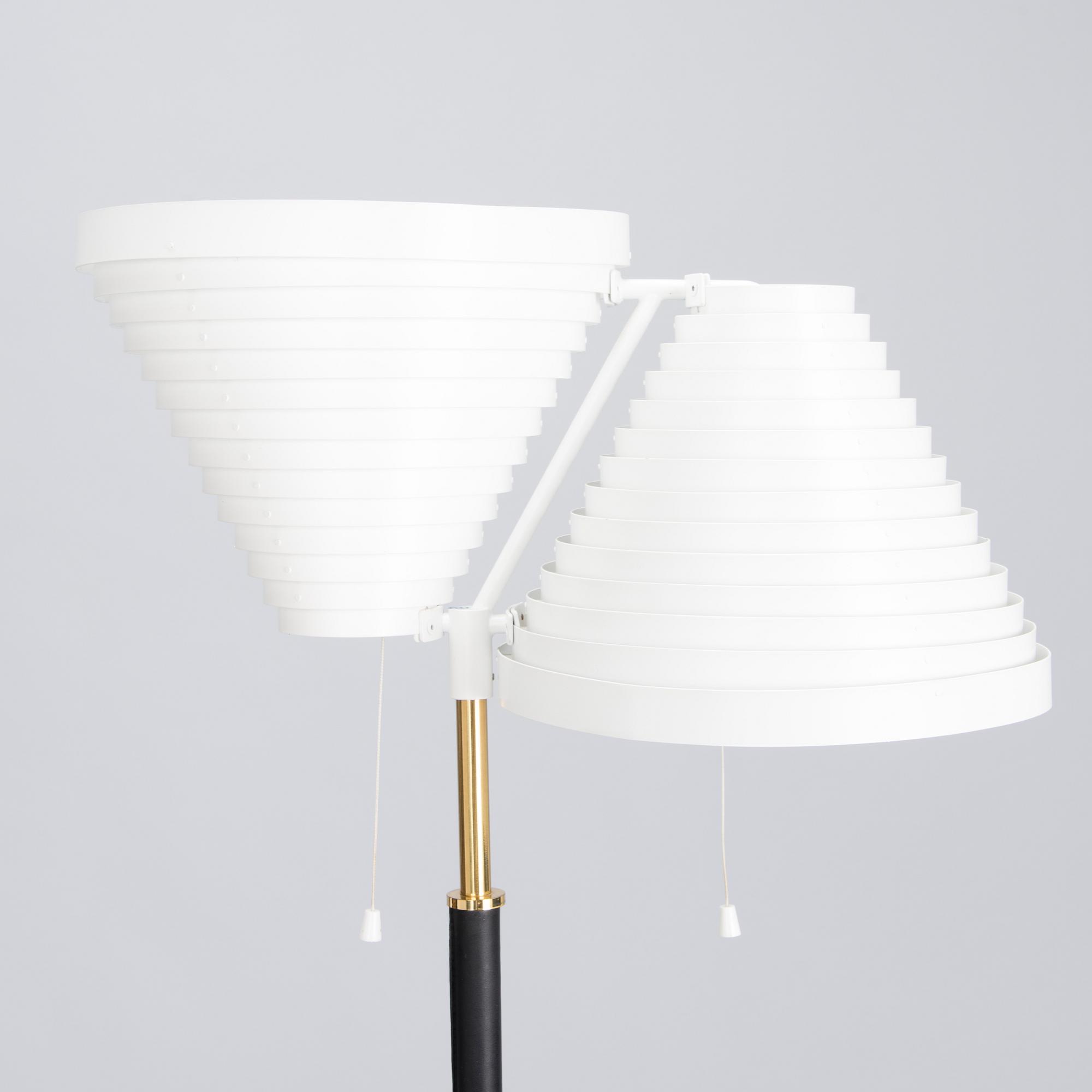 ALVAR AALTO,  golvlampa, modell A810, Valaisinpaja, 1990-tal.