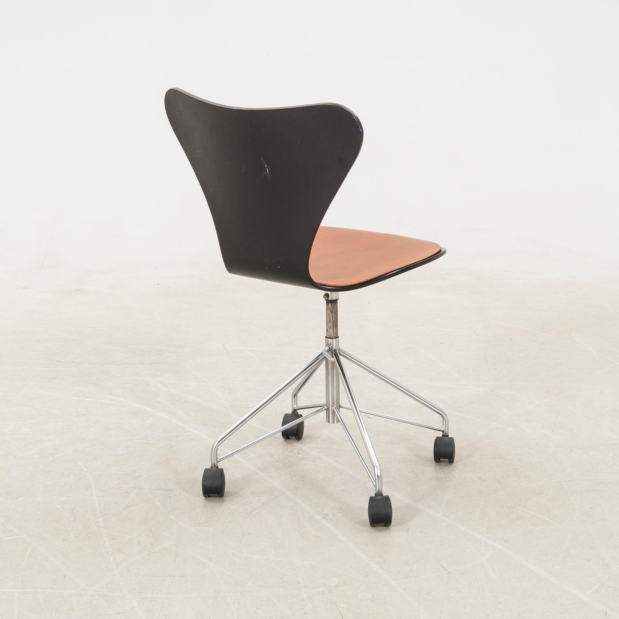 Arne Jacobsen, desk chair "Seven", Fritz Hansen Denmark 1995.