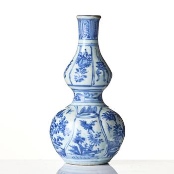 A blue and white vase, Ming dynasty, Wanli (1572-1620).
