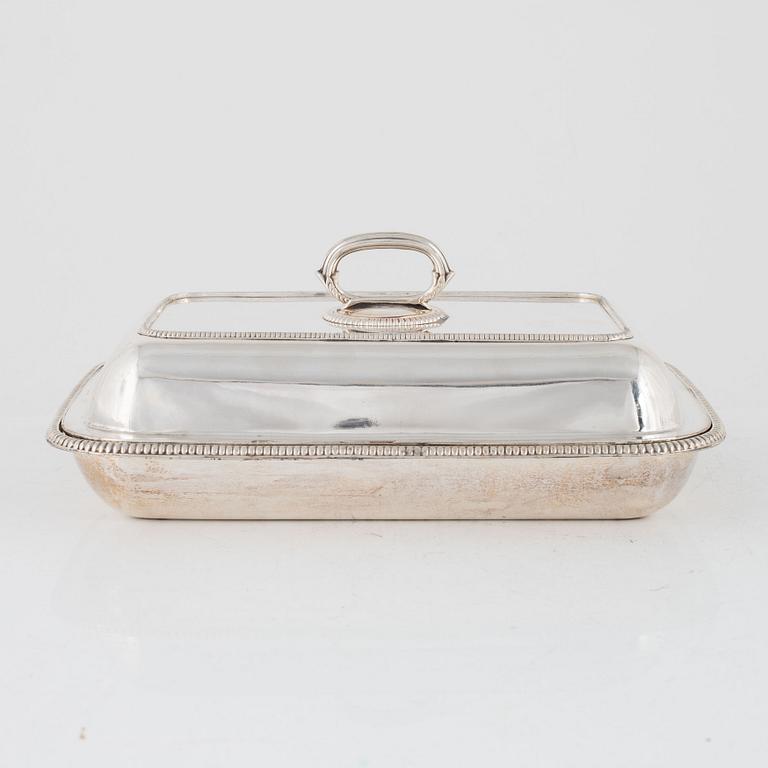 A pair of silver plated serving dishes with covers, first half of the 20th Century.