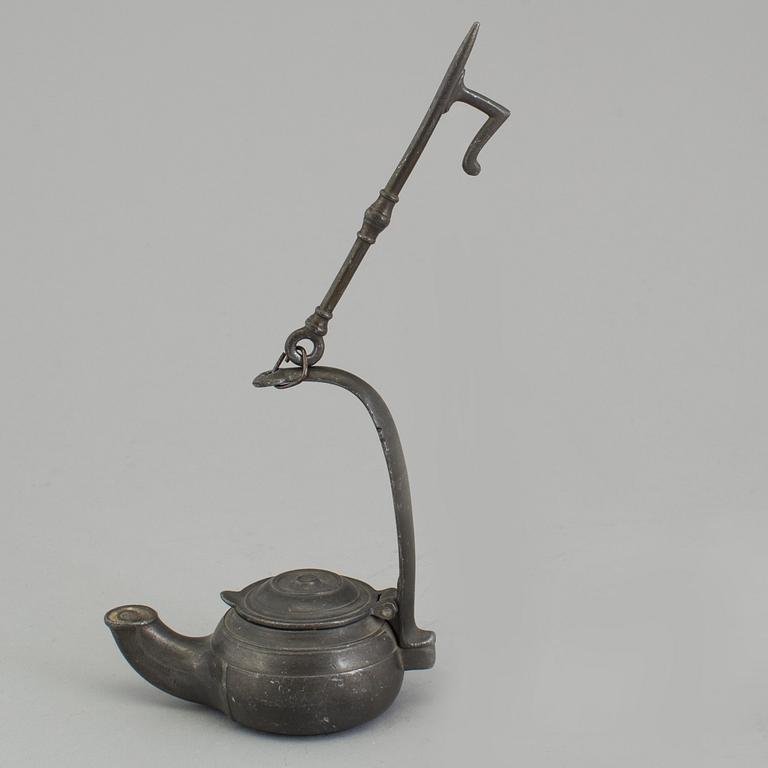 AN 18TH CENTURY PEWTER OIL LAMP.