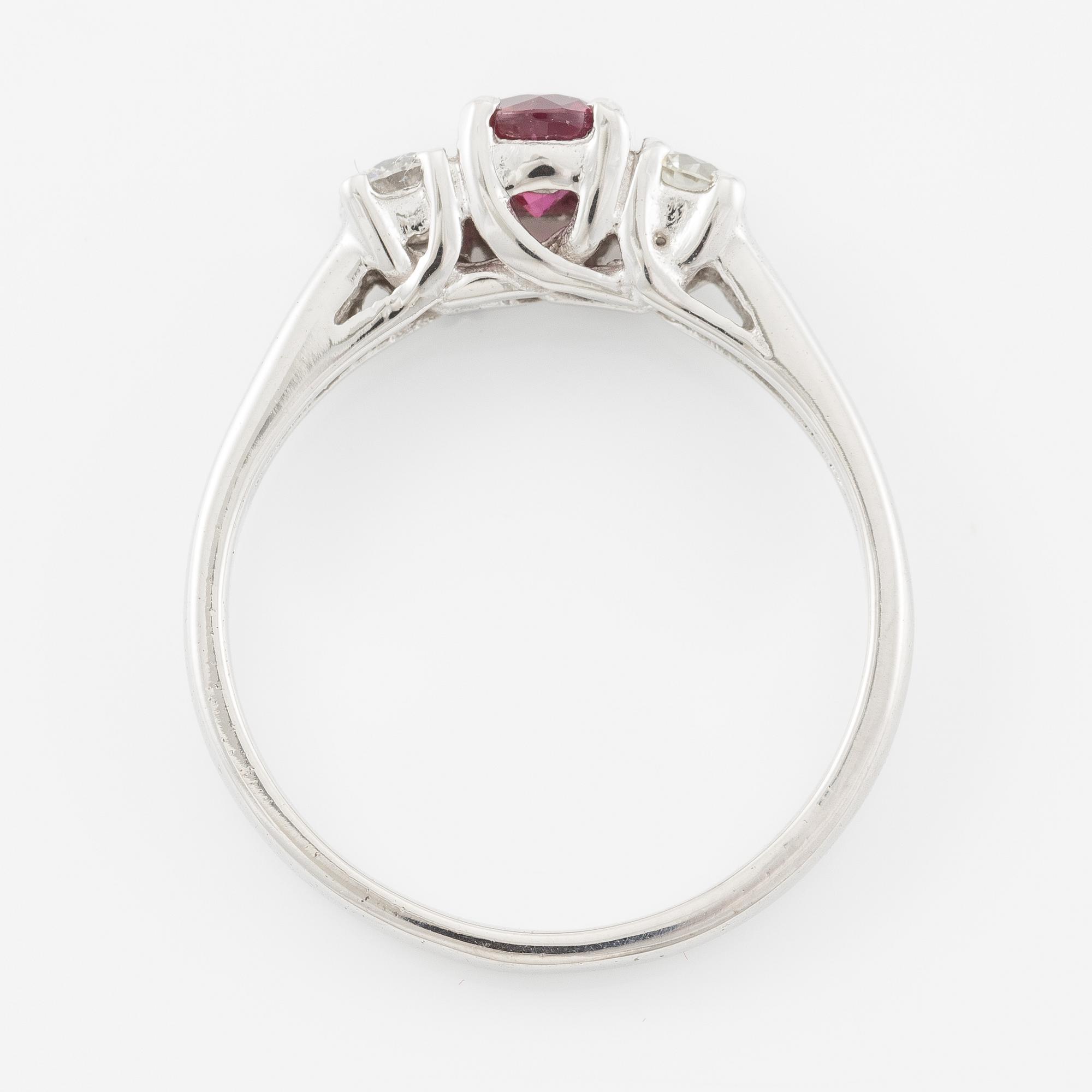 Ring 14K vitguld med rubin och briljantslipade diamanter.