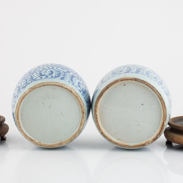 A pair of Chinese blue and white porcelain jars with covers, late Qing dynasty / around 1900.