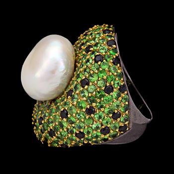 RING, cultured pearl with tsavorites and sapphires.